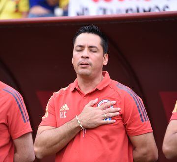 Héctor Cárdenas cantando el himno de Colombia en la previa del partido antes de enfrentar a Arabia Saudita en Murcia, España.