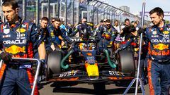 Los mecánicos de Red Bull empujan el coche de Verstappen hasta la parrilla de salida del GP de Australia.