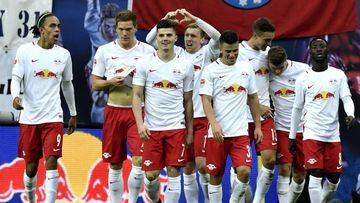 Leipzig&#039;s Swedish midfielder Emil Forsberg (C) makes a hear-sign after scoring the second goal during the German first division Bundesliga football match between RB Leipzig and Mainz 05 in Leipzig