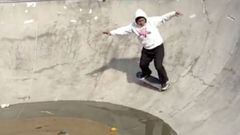 El skater coreano Daewon Song en un bowl inundado. 