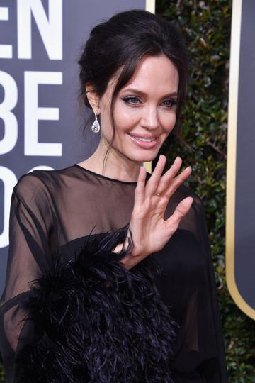 Angelina Jolie saluda a los fotógrafos en la alfombra roja de los Globos de Oro.