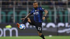 MILAN, ITALY - APRIL 19: Arturo Vidal of FC Internazionale controls the ball during the Coppa Italia Semi Final 2nd Leg match between FC Internazionale v AC Milan at Giuseppe Meazza Stadium on April 19, 2022 in Milan, Italy. (Photo by Jonathan Moscrop/Getty Images)