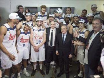 Real Madrid players and Florentino Pérez celebrate the Copa del Rey win