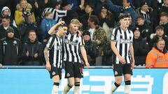 Newcastle (United Kingdom), 25/11/2023.- Anthony Gordon (C) and Miguel Almiron (L) of Newcastle celebrate the 4-1 goal during the English Premier League soccer match between Newcastle United and Chelsea FC in Newcastle, Britain, 25 November 2023. (Reino Unido) EFE/EPA/ADAM VAUGHAN EDITORIAL USE ONLY. No use with unauthorized audio, video, data, fixture lists, club/league logos, 'live' services or NFTs. Online in-match use limited to 120 images, no video emulation. No use in betting, games or single club/league/player publications.
