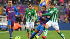 Barcelona&#039;s Dutch forward Memphis Depay (2R) vies with Real Betis&#039; Mexican midfielder Andres Guardado during the Spanish League football match between FC Barcelona and Real Betis at the Camp Nou stadium in Barcelona on December 4, 2021. (Photo b
