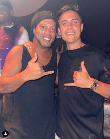 Ronaldinho con Dybala. 