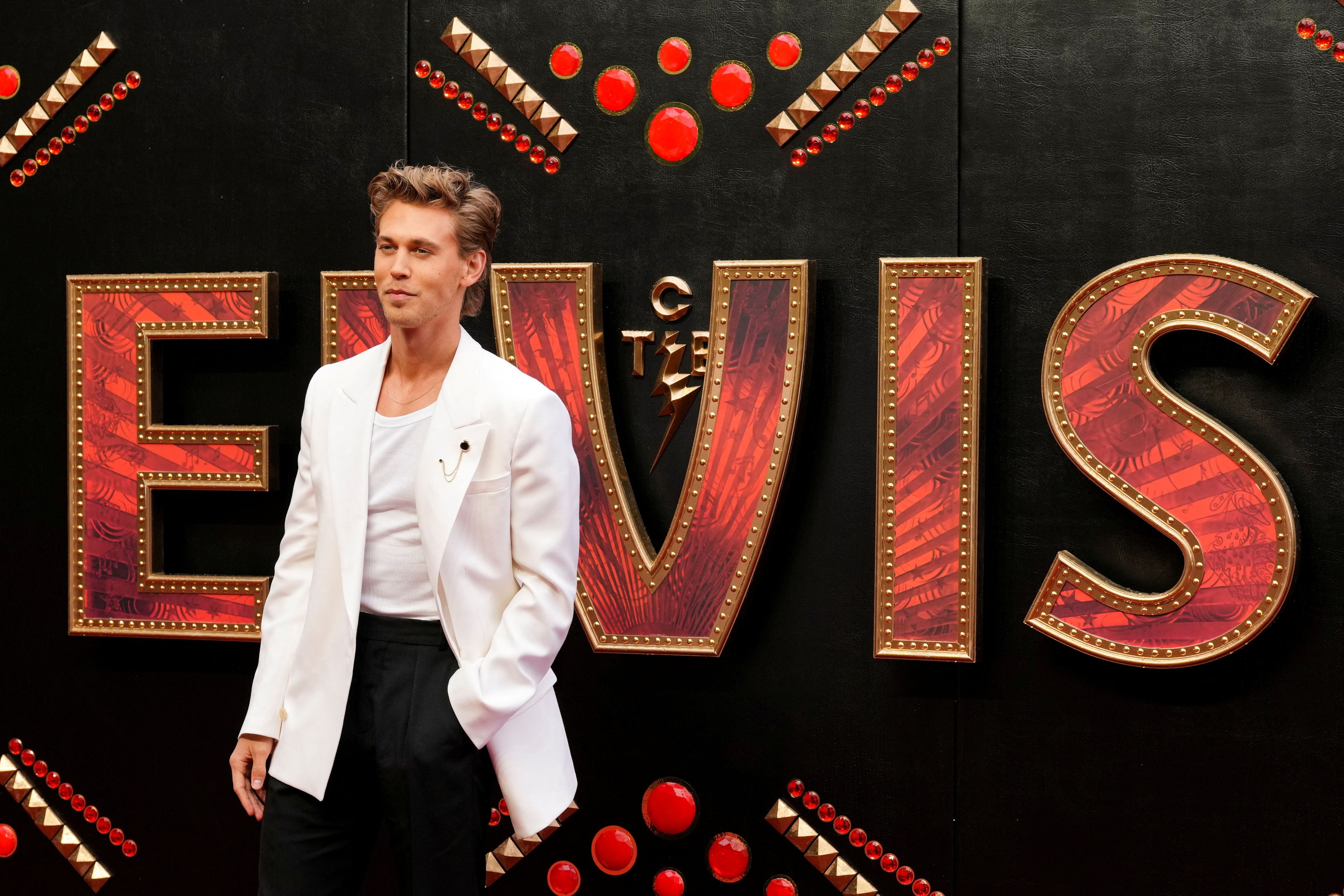 FILE PHOTO: Cast member Austin Butler poses as he arrives at the London screening of 'Elvis' in London, Britain May 31, 2022. REUTERS/Maja Smiejkowska/File Photo