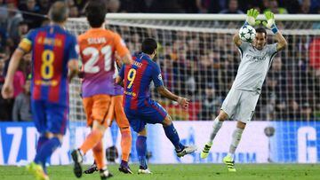 BARCELONA, SPAIN - OCTOBER 19:  Claudio Bravo of Manchester City handles the shot from Luis Suarez of Barcelona outside of his area during the UEFA Champions League group C match between FC Barcelona and Manchester City FC at Camp Nou on October 19, 2016 