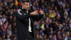 Real Valladolid's Uruguayan coach Paulo Pezzolano gestures during the Spanish league football match between Real Valladolid FC and FC Barcelona at the Jose Zorilla stadium in Valladolid on May 23, 2023. (Photo by CESAR MANSO / AFP)