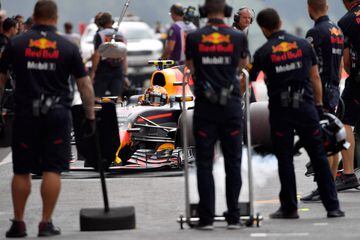 Max Verstappen, de Red Bull, deteniéndose en la calle de boxes. 