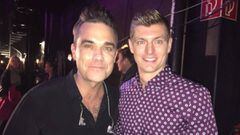 El cantante británico Robbie Williams con el futbolista alemán del Real Madrid Toni Kross.