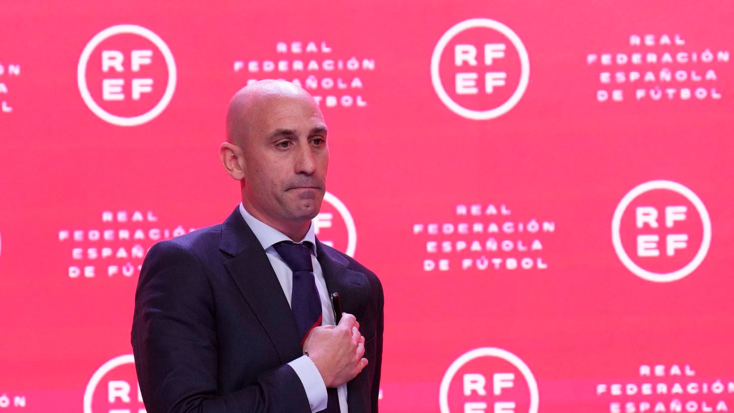 El presidente de la Federación Española de Fútbol, ​​Luis Rubiales, será suspendido inmediatamente tras negarse a dimitir
