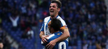 Sergio García festeja un gol con otro converso, Víctor Sánchez.