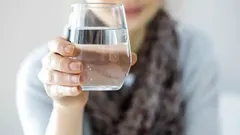 Beber agua en ayunas puede ser muy beneficioso para nuestro organismo.