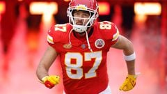 KANSAS CITY, MISSOURI - DECEMBER 31: Travis Kelce #87 of the Kansas City Chiefs runs onto the field before the game against the Cincinnati Bengals at GEHA Field at Arrowhead Stadium on December 31, 2023 in Kansas City, Missouri.   David Eulitt/Getty Images/AFP (Photo by David Eulitt / GETTY IMAGES NORTH AMERICA / Getty Images via AFP)