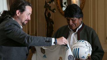 Pablo Iglesias regalando la camiseta del Real Madrid a Evo Morales.