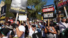 SAG-AFTRA actors and Writers Guild of America (WGA) writers walk the picket line during their ongoing strike outside Walt Disney Studios in Burbank, California, U.S., August 22, 2023. REUTERS/Mario Anzuoni