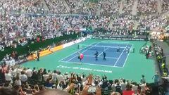 Uno de los momentos m&aacute;s espectaculares de la exhibici&oacute;n entre Federer y Zverev fue la entrada a la pista del suizo. El p&uacute;blico core&oacute; su nombre.