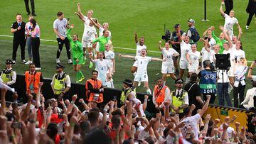 Las jugadoras inglesas celebran con la afición la Eurocopa. 