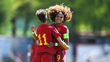 Vicky López y Paula Comendador celebran el 0-2 de España a Alemania en la Eurocopa femenina Sub-17 de 2023.