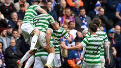 Los jugadores del Celtic de Glasgow celebran un gol.