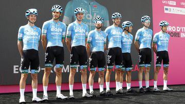 El equipo Eolo-Kometa, con Fortunato a la izquierda, en un control de firmas del Giro de Italia.