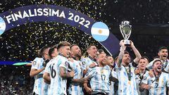 London (United Kingdom), 01/06/2022.- Lionel Messi (C) of Argentina lifts the trophy after the Finalissima Conmebol - UEFA Cup of Champions soccer match between Italy and Argentina at Wembley in London, Britain, 01 June 2022. (Italia, Reino Unido, Londres) EFE/EPA/ANDY RAIN
