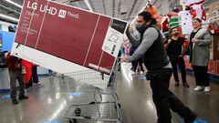A shopper pushes a cart with a television screen during the opening of Mexican shopping season event "El Buen Fin" (The Good Weekend) as consumers shop emulating the "Black Friday" shopping, at Sam's Club store in Mexico City, Mexico, November 11, 2022. REUTERS/Henry Romero