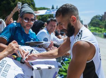 Benzema signs autographs in Los Angeles.