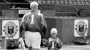 Peter Schmeichel acompa&ntilde;ado de su hijo Kasper durante su etapa en el Manchester United