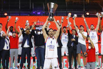 El Anadolu Efes campeón de la Euroliga. Dogus Balbay con el trofeo.