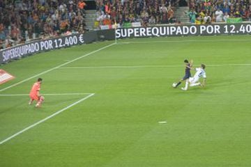 Barcelona (3) - Real Madrid (2). Clos Gómez dio por bueno el gol de Pedro pese a estar en fuera de juego.