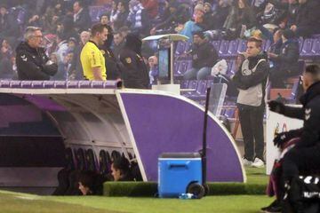 The referee watches the replay of an incident in Real Valladolid and Getafe's Copa del Rey quarter-final first leg last night.