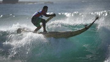El surfista peruano Carlos Areola estuvo practicando con una tabla de cañas en la playa Bondi de Sydney. Al parecer es una ancestral forma de navegación inventada en la antigüedad en el norte de Perú. 