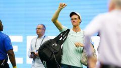 El tenista italiano Jannik Sinner deja la pista tras su derrota ante Alexander Zverev en el US Open.