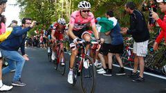 Tom Dumoulin lidera al grupo cabecero durante la etapa con la subida final al Santuario de Oropa en el Giro de Italia 2017.