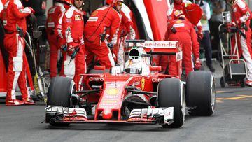 MEX482. CIUDAD DE MÉXICO (MÉXICO), 30/10/2016.- El alemán Sebastian Vettel, de Ferrari, entra a pits hoy, domingo 30 de octubre de 2016, por el Gran Premio de México de la Fórmula Uno, en el Autódromo Hermanos Rodríguez, en Ciudad de México (México). EFE/ULISES RUIZ BASURTO