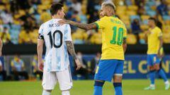 Messi y Neymar en un partido de Argentina vs. Brasil.