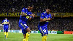 Frank Fabra y Sebastián Villa celebrando un gol con Boca Juniors en Liga Argentina.