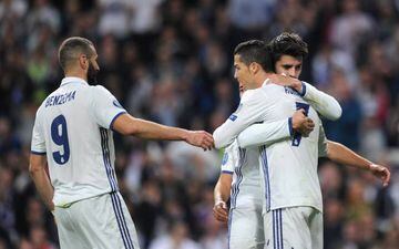 Alvaro Morata (C) of Real Madrid celebrates scoring his team's fifth goal with his team mates Karim Benzema (L) and Cristiano Ronaldo (R) during the UEFA Champions League Group F match between Real Madrid CF and Legia Warszawa