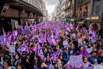 Centenares de mujeres con pancartas durante una manifestación convocada por el Sindicato de Estudiantes y ‘Libres y Combativas’, por el 8M, Día Internacional de la Mujer en Madrid, España. 
