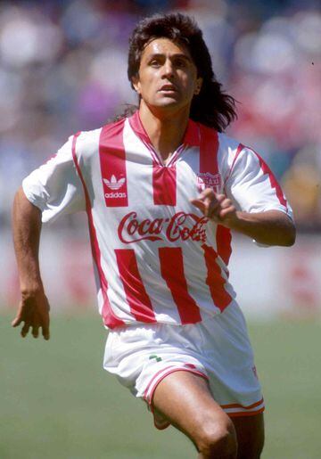 Como buen leñador, se retiró tras una expulsión jugando para el Pachuca, aunque es más recordado en el Necaxa de la década de los noventa con actuaciones que lo llevaron a la Selección Mexicana.