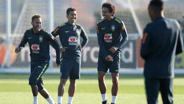 Soccer Football - Brazil Training - Tottenham Hotspur Training Centre, London, Britain - October 10, 2018   Brazil&#039;s Neymar, Roberto Firmino and Marquinhos during training   
