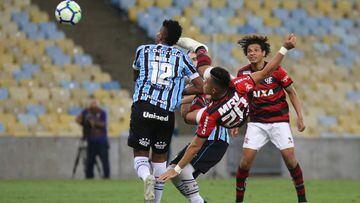 El colombiano Fernando Uribe es centro de cr&iacute;ticas en Brasil por la jugada del gol que le anot&oacute; a Gremio, en la victoria de Flamengo 2-0 en el Maracan&aacute;.