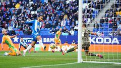 BARCELONA, SPAIN - JANUARY 21: Martin Braithwaite of RCD Espanyol scores the team's first goal as Claudio Bravo of Real Betis attempts to make a save during the LaLiga Santander match between RCD Espanyol and Real Betis at RCDE Stadium on January 21, 2023 in Barcelona, Spain. (Photo by Alex Caparros/Getty Images)