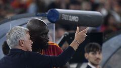 El entrenador de la Roma José Mourinho junto a Lukaku durante un partido de la Serie A contra el Milan.