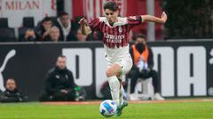 Brahim conduce el bal&oacute;n ante el Bologna con la camiseta alternativa del Milan.