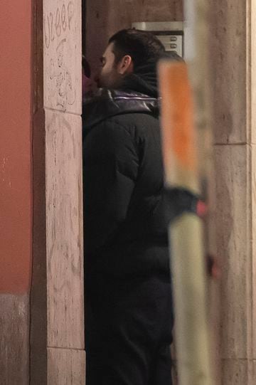Miguel Ángel Silvestre pasea por la calle junto a una chica, a 22 de febrero de 2023, en Madrid.