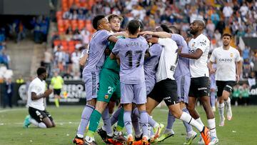 Un momento de la tángana entre los jugadores del Valencia y del Madrid.
