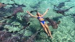 La modelo de Instagram Katarina Karutskie nadando entre tiburones en las Bahamas justo antes de ser atacada por uno de ellos.  
